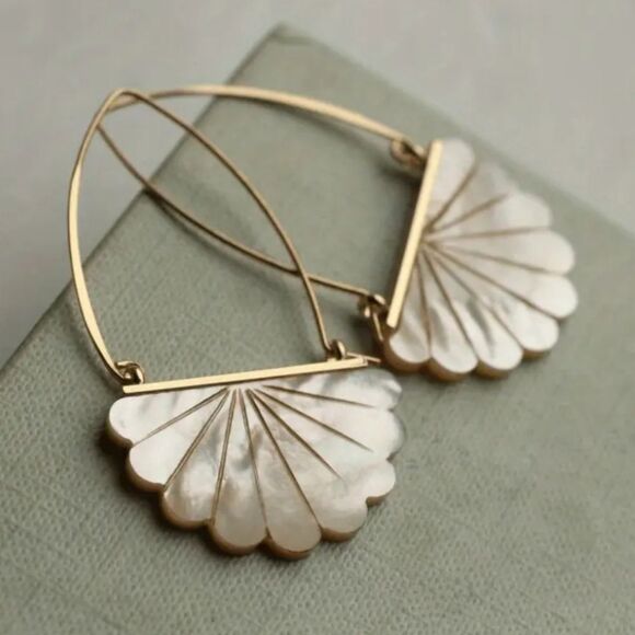New ANTHRO Elegant Gold and Cream Shell Earrings - Picture 1 of 7